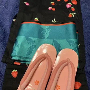 딸기 무늬 유카타, 오비, 일본 나막신 세트 새상품