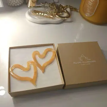 미사용 새상품 sAn 하트형 빅 그랩 아크릴 귀걸이 완판 레어