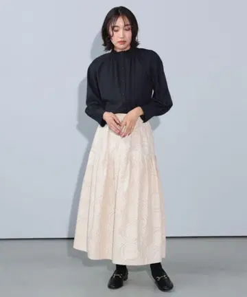빔즈 HEART 자수 턱 플레어 스커트