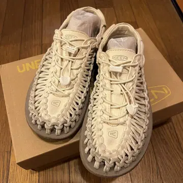 KEEN UNEEK 화이트 스포츠 샌들