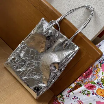 메탈릭 실버 토트백