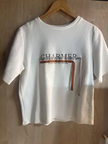 릴리안 캐럿 CHARMER 반팔 티셔츠 화이트