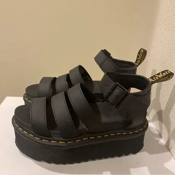 Dr. Martens 블랙 스트랩 샌들 통굽