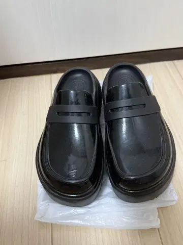 크록스 STOMP HIGH SHINE LOAFER
