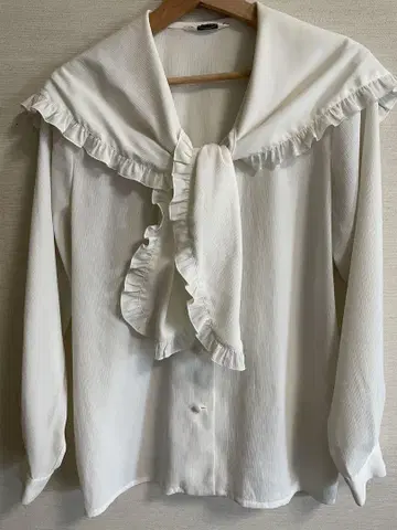프릴이 달린 레트로 화이트 블라우스