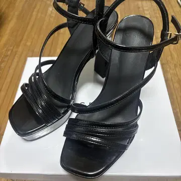 GRL 스트랩이 있는 하이힐 샌들 블랙