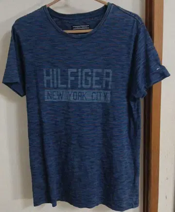 타미힐피거 블루 계열 스트라이프 티셔츠