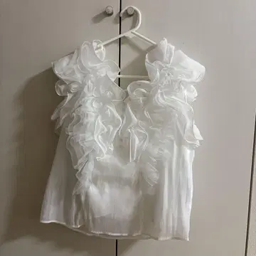 SNIDEL 슬리브리스 프릴 블라우스