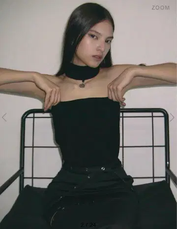 멜트 레이디 로고 초커 톱 블랙