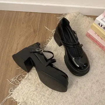 블랙 통굽 스트랩 펌프스