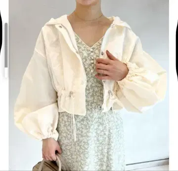 snidel 크롭 마운틴 후드티 아이보리
