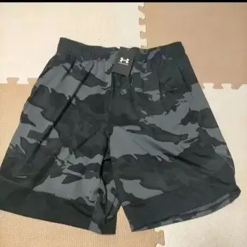 Under Armour 그레이 카모플라주 숏팬츠