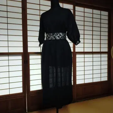 블랙 유카타와 기하학 패턴의 오비