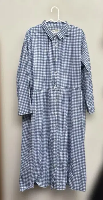 파랑과 화이트의 깅엄 체크 긴팔 셔츠 원피스