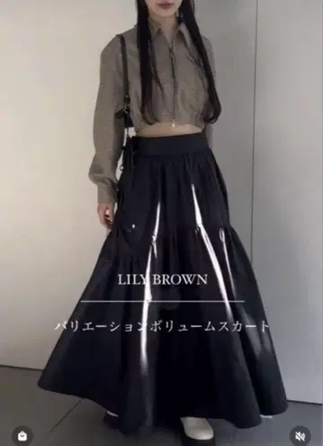 릴리 브라운 전개 볼륨 스커트 블랙 1