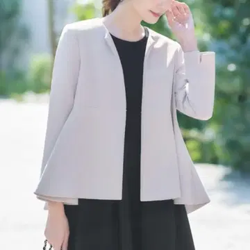 새상품 플로리아 페플럼 디자인 라운드넥 노카라 미들 기장 긴팔 자켓