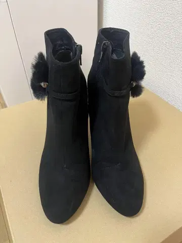 퍼와 비쥬가 달린 블랙 숏부츠