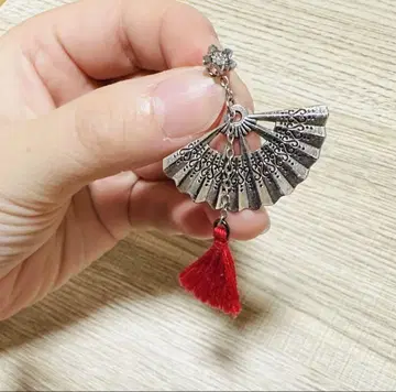부채형 실버 귀걸이 빨간색 술 장식 ROQUE