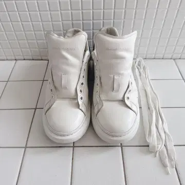Alexander McQueen 화이트/네이비 스니커즈