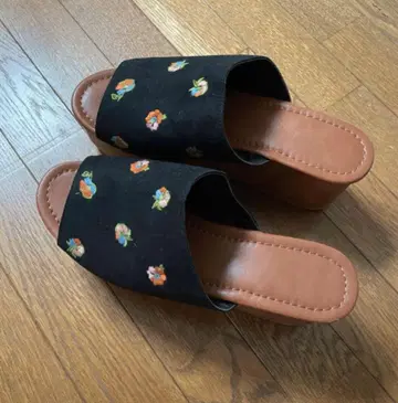 꽃무늬 자수 블랙 통굽 뮬