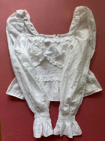 화이트 자수 프릴 블라우스
