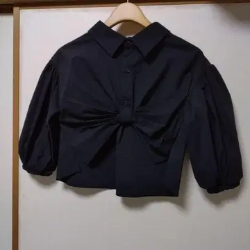 릴릴리 블랙 리본 포함 벌룬 슬리브 셔츠
