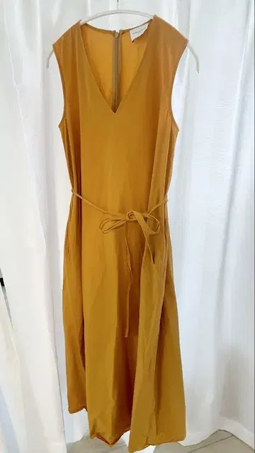 유나이티드 애로우즈 V넥 롱 원피스 슬리브리스