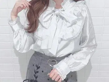 허니시나몬 절개 보타이 블라우스 스카이블루 리본 레이스 프릴