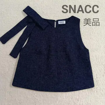 SNACC 슬리브리스 티셔츠 어깨 리본 펄 버튼 K-스타일