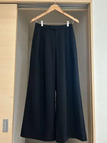 유니클로 C 감동 턱 와이드 팬츠