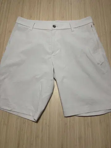 Lululemon 화이트 골프 숏 팬츠