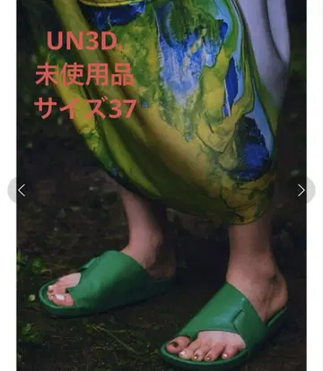 UN3D. 와이드 톤 플랫 샌들