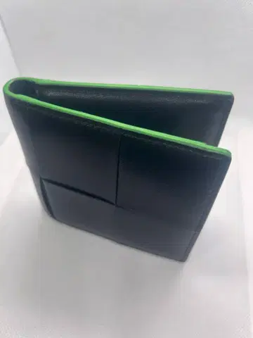 두겹 지갑 인트레차트 블랙과 그린 패치워크 디자인