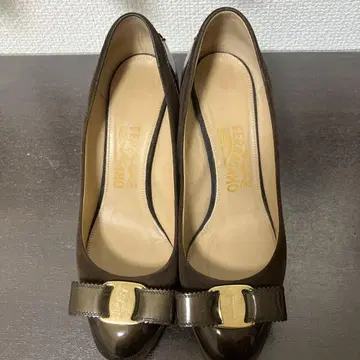 FERRAGAMO 브라운 펌프스 미들 힐