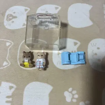 실바니안 패밀리 봉제 인형 2개와 자동차, 보관함