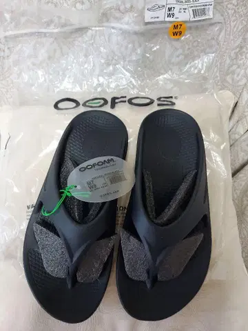 OOFOS 블랙 플립플랍 M7/W9
