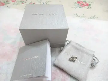 마이클코어스 실버 925 MK 로고 큐빅 귀걸이