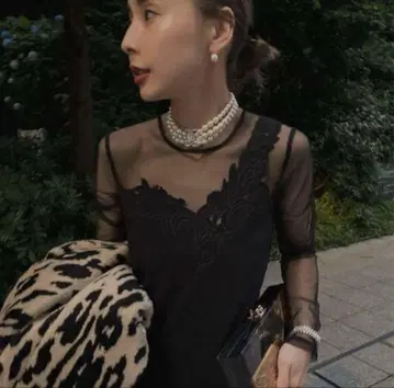 AMERI UND RENEE CUTWORK DRESS M 사이즈