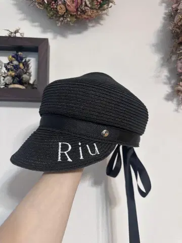블랙 리본이 포함된 헌팅 캡 Riu