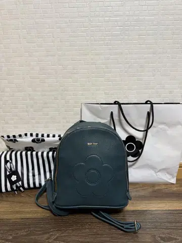 마리콴트 꽃 모티브 백팩