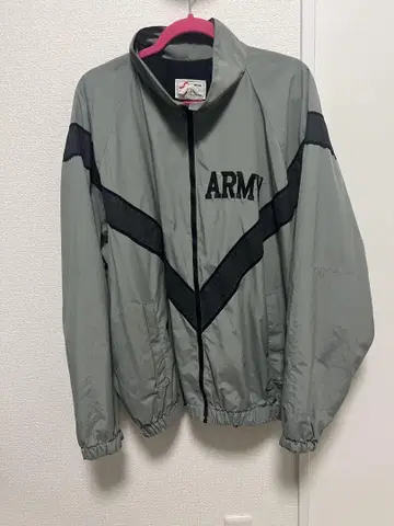 ARMY 로고가 들어간 그레이 나일론 자켓