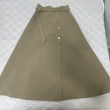 베이지 플레어 스커트 앞면 버튼 장식