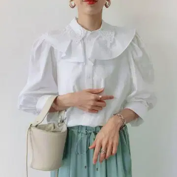 ZARA 프릴이 달린 화이트 셔츠 미사용 새상품