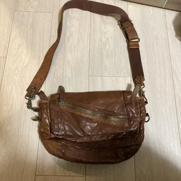 브라운 가죽 사코슈