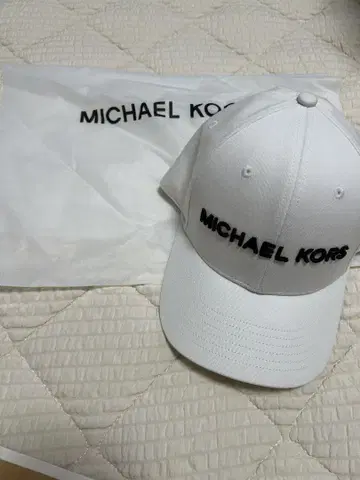 MICHEAL KORS 로고 캡 모자