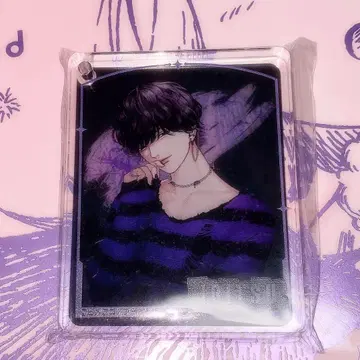 날카로운 칼날이 불규칙하게 휘어진 칼