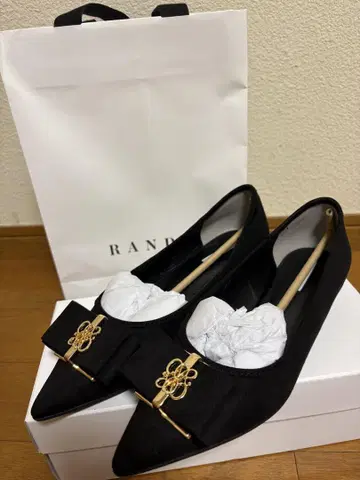 RANDA 모노그램 부품 리본 플랫 펌프스