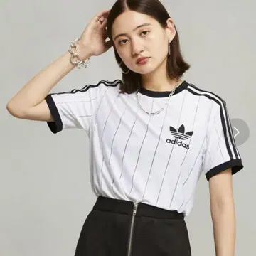 아디카라스 쓰리 스트라이프 핀스트라이프 반팔 티셔츠