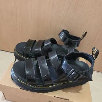 Dr. Martens 샌들