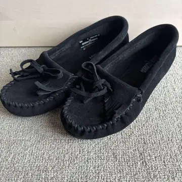 미네통카 MINNETONKA 모카신 킬티 여성용 스웨이드 블랙